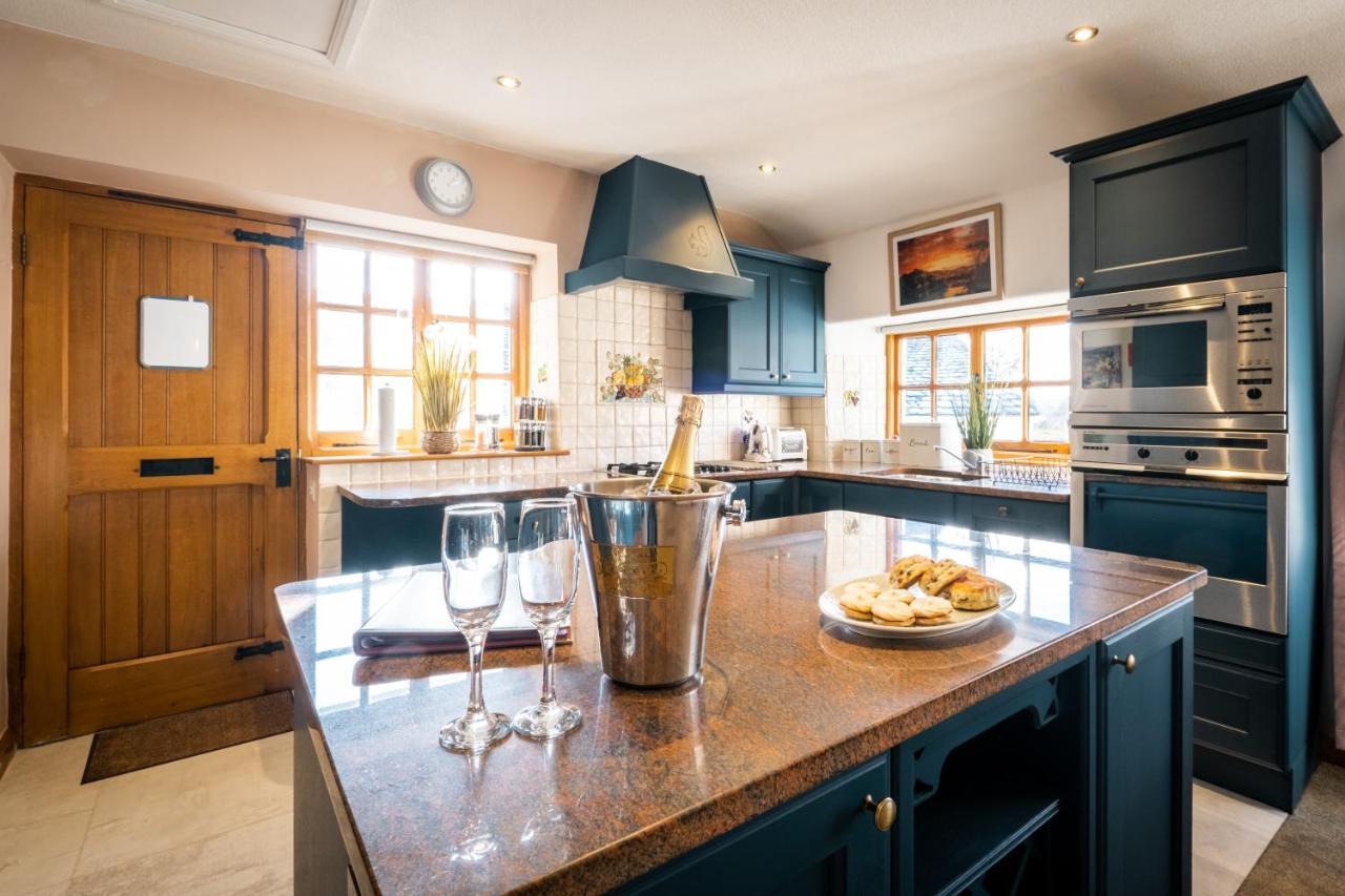 Stunning Cottage Grade 2 Listed With Parking And Hot Tub Bowness-on-Windermere Exteriör bild