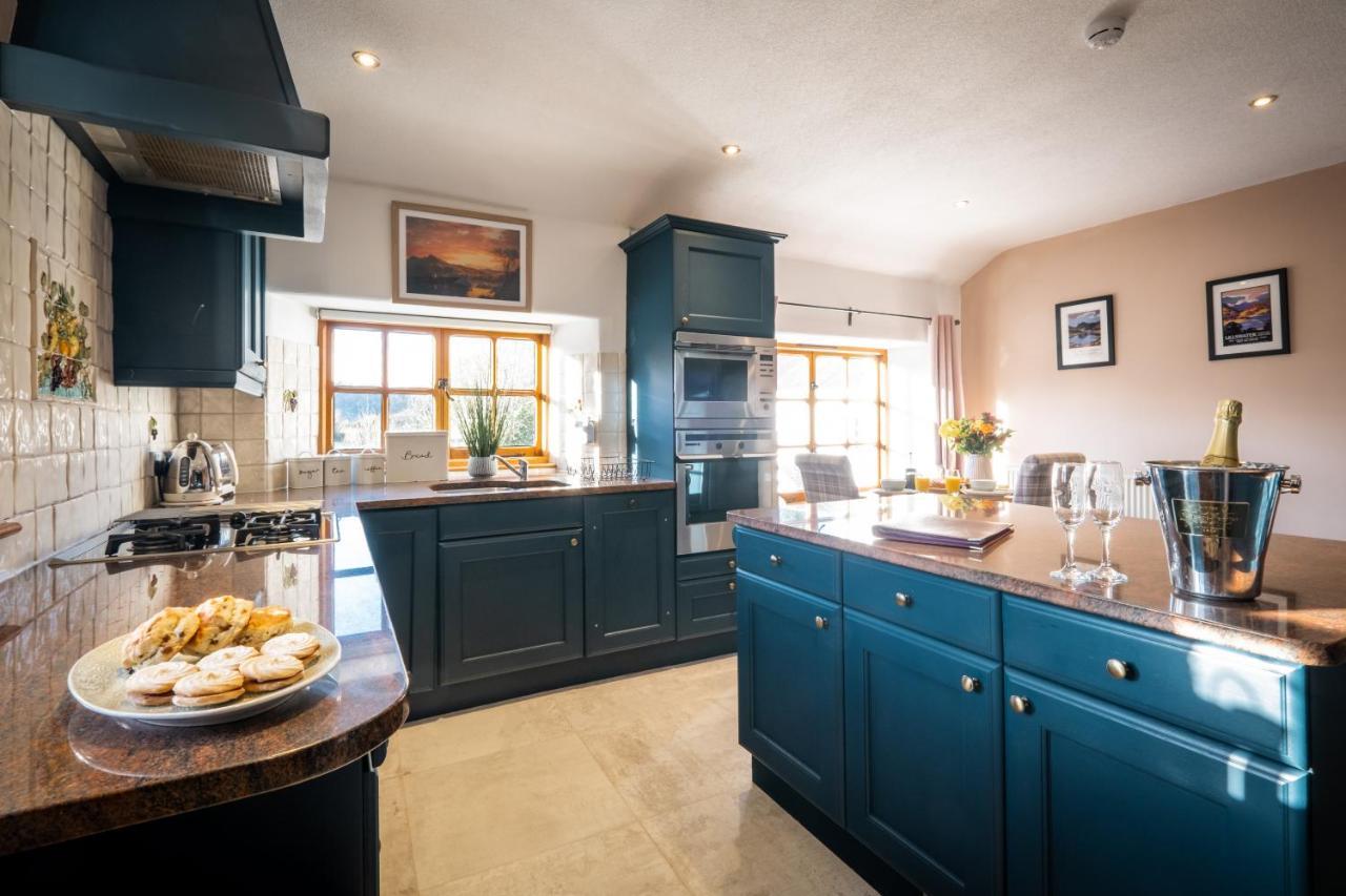 Stunning Cottage Grade 2 Listed With Parking And Hot Tub Bowness-on-Windermere Exteriör bild