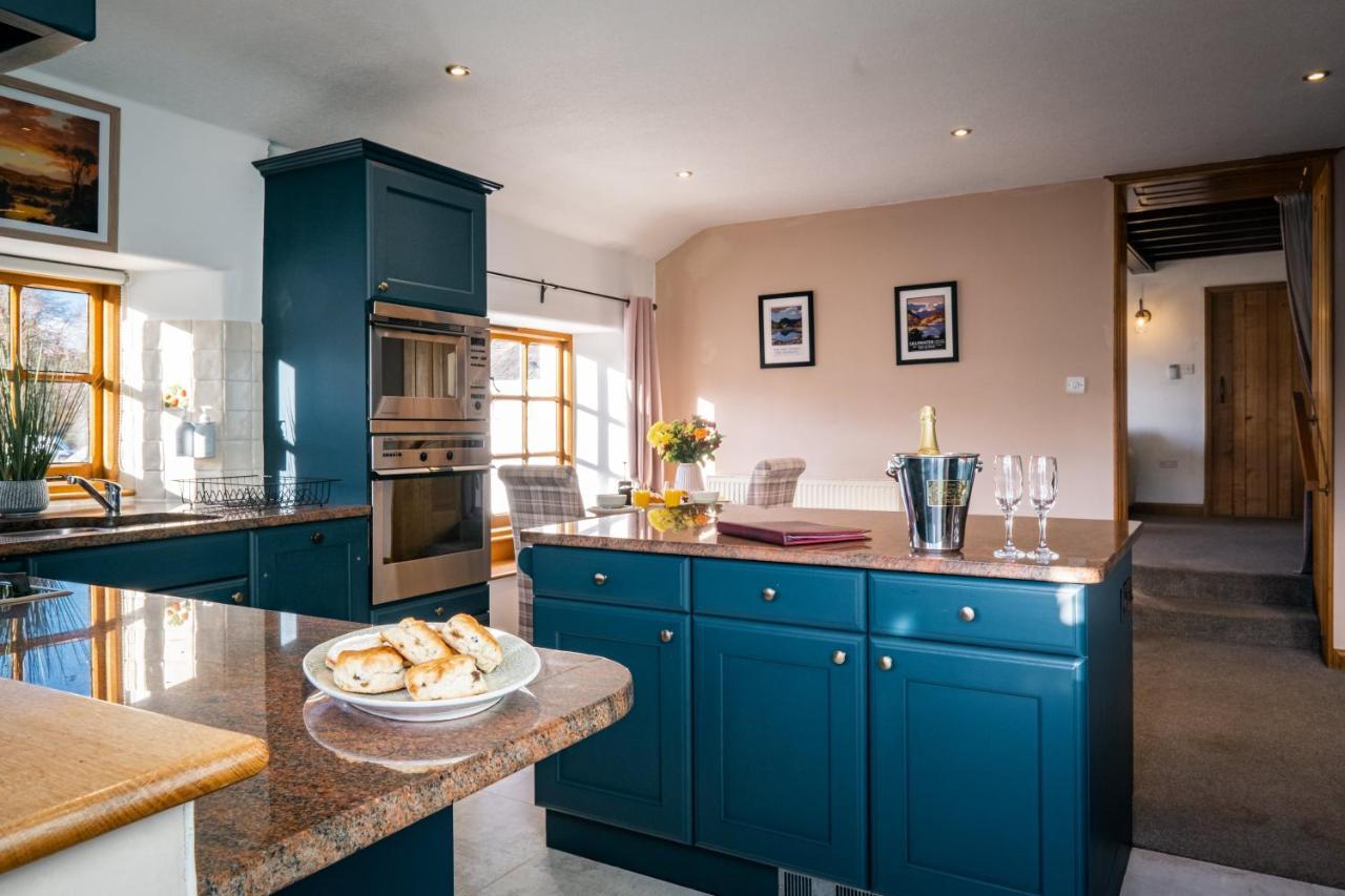 Stunning Cottage Grade 2 Listed With Parking And Hot Tub Bowness-on-Windermere Exteriör bild