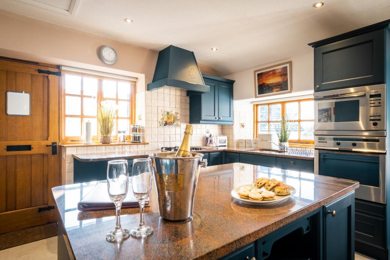Stunning Cottage Grade 2 Listed With Parking And Hot Tub Bowness-on-Windermere Exteriör bild